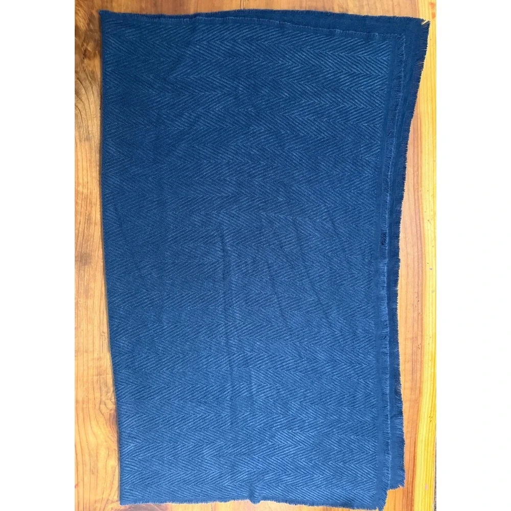 Pottery Barn Herringbone Throw Blanket Soft Comfy Geometric Fringe Navy JJ6